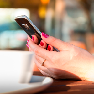 main de femme avec téléphone, en vidéoconférence